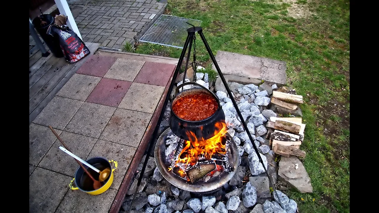 Gulasch aus dem Dutch Oven geht immer. Das Szegediner Gulasch aus Ungarn umso mehr. Einfach …. Ehrli. 