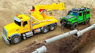 Crane Truck, Green Toy Car Fix Broken Pipe in Sand | Construction Vehicles Story