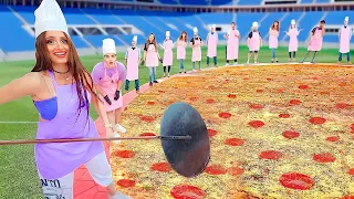 صنعت اكبر بيتزا في العااالم واتحديت اليوتيوبرز ياكلوها معي 