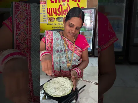 Gujarati Aunty Serves Kaccha Papad Pakka Papad at Sanvi Papdi Lot, Bardoli