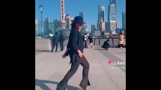 شاب موهوب يقلد رقص مايكل جاكسون  شاب موهوب يقلد رقص مايكل جاكسون