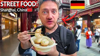 德国丈夫第一次在中国上海尝试中式街头美食