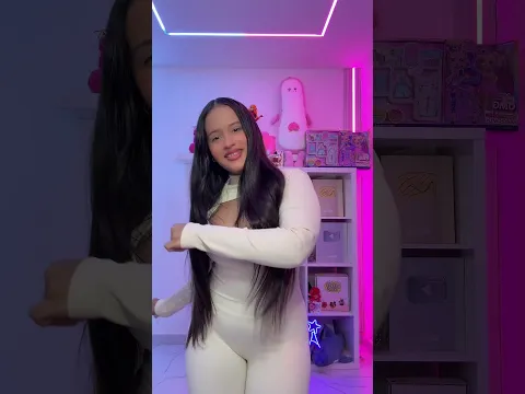 Angi Fire baila en vivo 😍 Su Nueva música de Roblox! #shorts