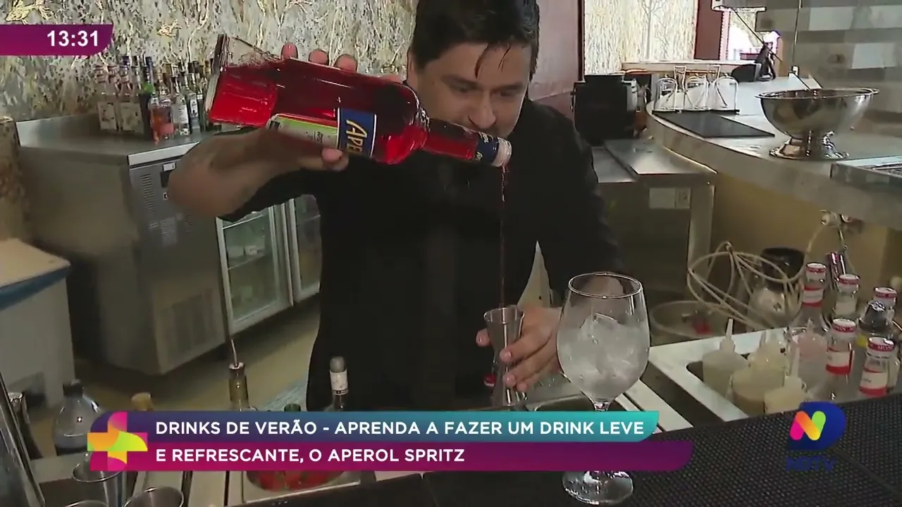 Aprenda a fazer um drink leve e refrescante, o Aperol Spritz