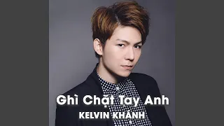 Ghì chặt tay anh