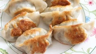 How To Make Yaki Gyoza (Japanese Pan-fried Dumplings). 