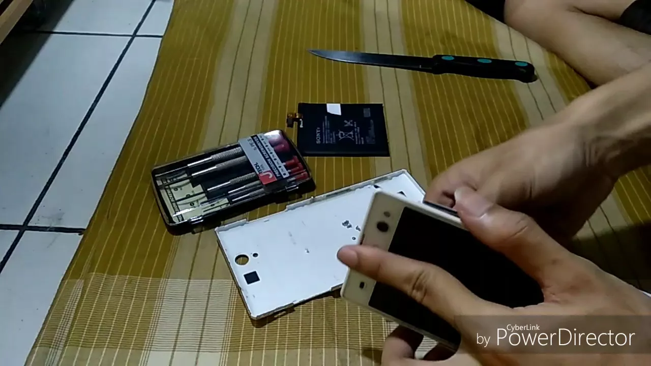 cara bongkar casing belakang hp sony xperia z. 