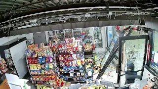 Smash and grab burglaries at two Minneapolis stores early Tuesday