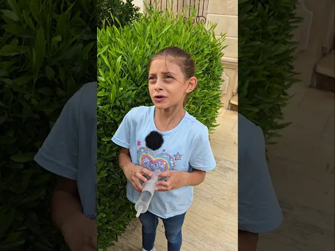 ضحكت عليه و ضربته إبرة !