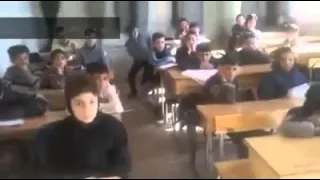 سوريا لحظة سقوط برميل متفجر قرب مدرسة في سوريا 