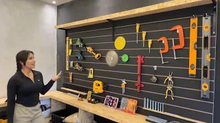 COLOQUEI O PAINEL DE FERRAMENTAS NA SALA DE ISOPOR EPS. 