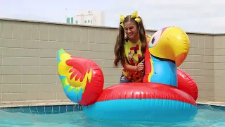 MILENINHA BRINCA COM AS BOIAS DE PISCIA