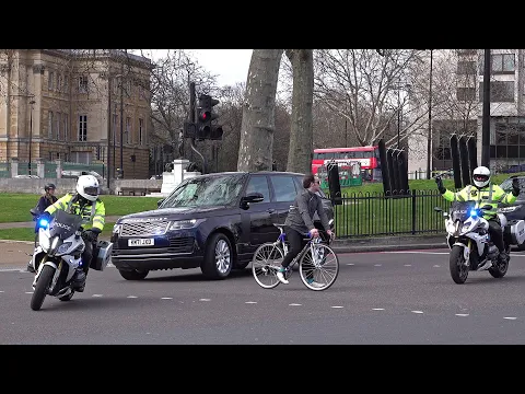 Download MP3 Cyclist gatecrashes Prince Williams motorcade