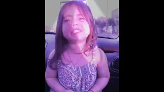 فتاه صغيرة جميلة جدا تغنى بطريقة جميلة جداا  فتاه صغيرة جميلة جدا تغنى بطريقة جميلة جداا