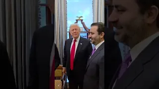 الرئيس ترامب يهدي زجاحة عطره الخاصة للوفد السوري خلال زيارتهم البيت الأبيض 