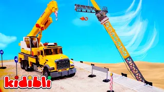 La grúa de juguete se cae en la obra 🏗️😱