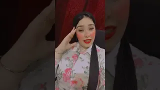 كلها صفراء كلها شايلة كلها مسكت بعض معايرة دندنها