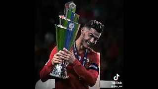 يعاملني بطيبه واحساس 