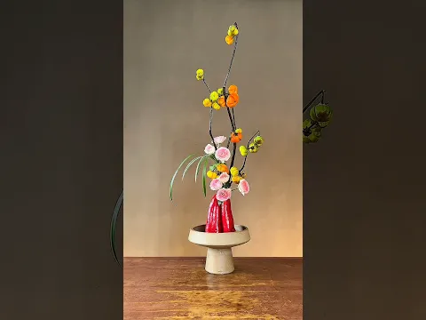 红装虽艳性刚直，亭亭玉立斗艳阳。#diy #中式插花#东方美学 #龚先生插花#中式插花教程#蔬果插花