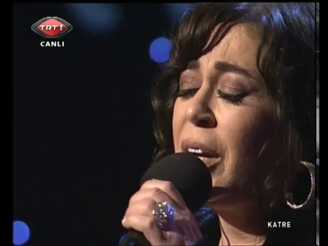 Zerrin Özer - Akşam Oldu )Katre Konseri (2011) Zerrin Özer - Akşam Oldu )Katre Konseri (2011)