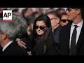 Anne Hathaway and other stars attend Valentino Garavani s funeral service