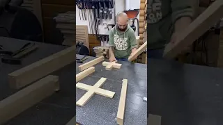 يصنع طاولة من الخشب 