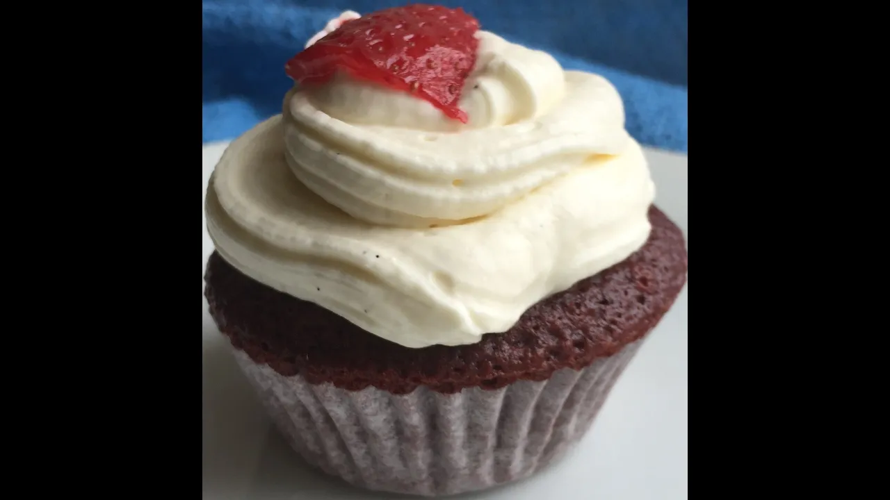 CUPCAKE RECHEADO COM MORANGO