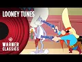 Download Lagu Looney Tunes | Classic Bugs Bunny vs. Yosemite Sam Compilation | Warner Classics