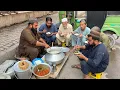 Download Lagu 100/- Rs 60 YEAR'S OLD ROADSIDE BREAKFAST 😍 MAKKI ROTI WITH DAHI SAAG | CHEAP STREET FOOD BREAKFAST