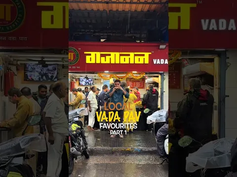 World Vada Pav Day calls for a celebration! 😋💙  Tell us your go-to vada pav spot in the comments! ⬇️