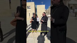 תקרית בכותל הכומר הבכיר נדרש להסיר את הצלב 