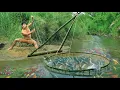Download Lagu survival in the rainforest, using Bamboo to lure fish, Catch fish using big traps