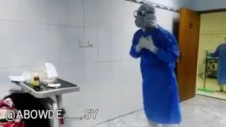دكتور عراقي يغني يا أ مي يا ام الوفا   لمريضه مصابه بكورونا   دندنها