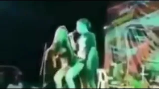 محاولة اغتصاب راقصه على المسرح شاهد شلون نزع ملابسه للكبار فقط 