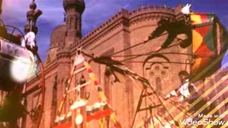 المولد مراجيح وعيال بوشوش دراويش عمالة تبوح بكلام مسموح وكلام مكتوب في قلوب الناس ممنوع يتقال 