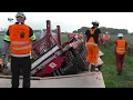 Download Lagu Transformator van 250 ton valt tijdens transport om bij Suwâld