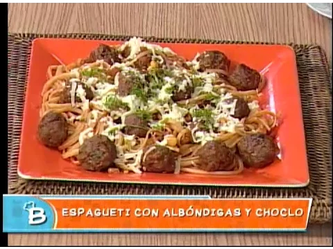 Espagueti con albóndigas y choclo