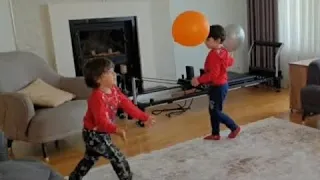 Fatih Selim ve Yusuf balonlarla  oynuyor