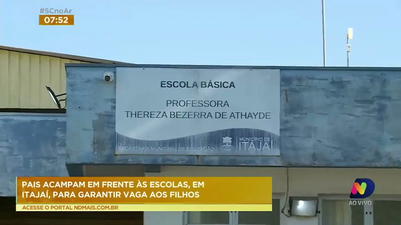 Pais acampam em frente a escola de Itajaí para conseguir vagas para os filhos
