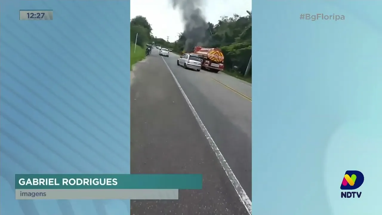 Carro fica destruído após incêndio na SC-402, em Jurerê