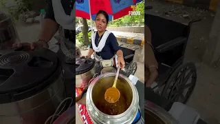dono pair kaam ni karte fir bhi didi sadak pe khana bechti hai, bohat hi himmat hai didi main