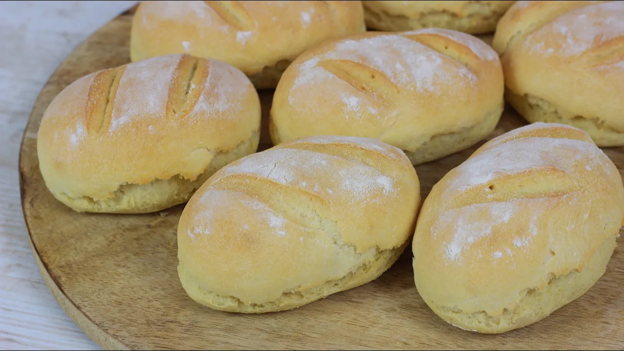 
          
          
          
            
            Schnelle Sonntagsbrötchen I Diese 4 Zutaten habt ihr garantiert zu Hause
          
        . 