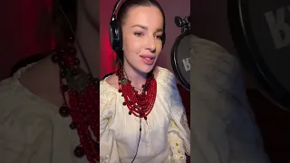 Тіана Роз Туман танцює по землі 