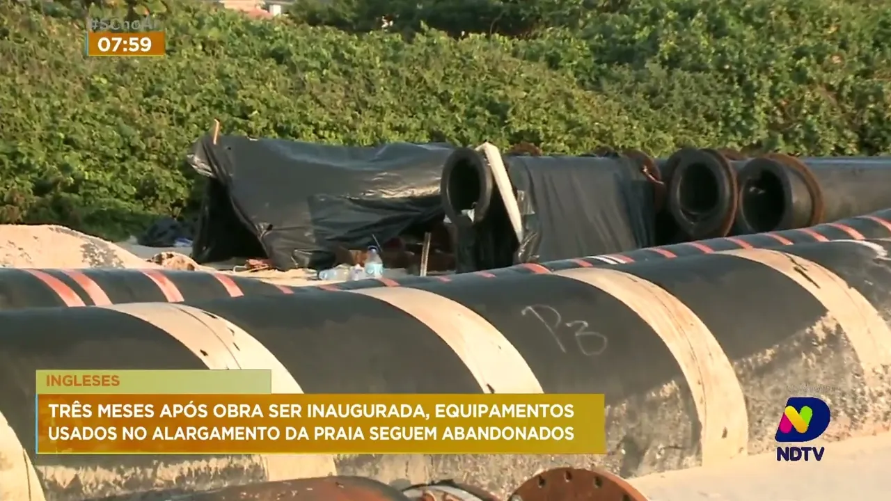 Equipamentos usados nas obras de alargamento de praia de Florianópolis continuam no local