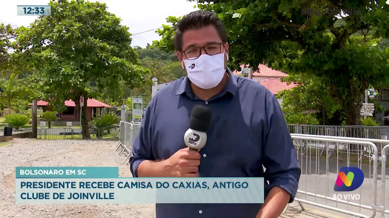 Bolsonaro em SC: Presidente recebe camisa do Caxias, antigo clube de Joinville