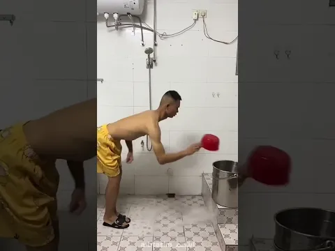 أغرب طريقة إستحمام في العالم 😂🔥#shorts