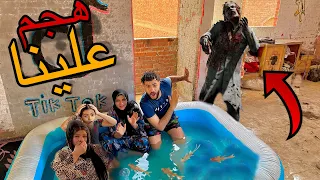 آخر شخص يخرج من حمام السباحه يكسب 10 000 شخص مرعب هجم علينا كارثه 