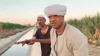 الحاج الضوى قفش عبدالناصر بيرمى زباله فى الترعه 