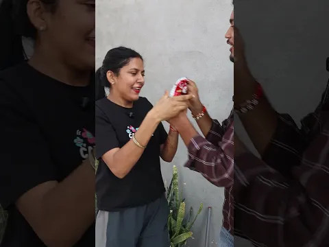 gift  ke pecket ke pichhe hui  ladai 🤣 #ytshorts #funny #shorts
