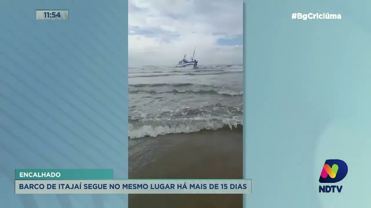 Barco de Itajaí segue encalhado há mais de 15 dias no Balneário Torneiro